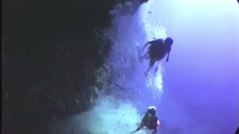 DIVERS ON WALL Video stock 306545245