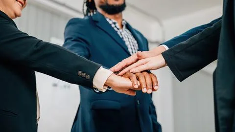 Diverse business group forms a circle, showcasing teamwork and togetherness.. Foto stock
