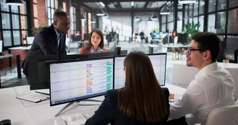 Diverse Business Team Analyzing Data On Computer Screen In Office. 库存照片