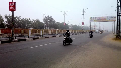 Diverse busy traffic creating pollution on a main road in Delhi with smog Vidéo 265143244