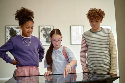Diverse Children Interacting with Interactive Screen in Art Gallery Stock-Fotos