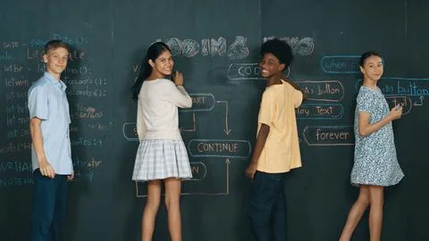 Diverse children planning to code program by using blackboard. Edification. Foto stock