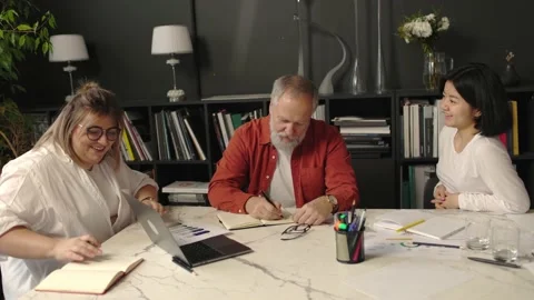 Diverse creative team brainstorming in office. Female boss leads the meeting 4K. Video stock 166060441