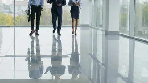 Diverse engineers sharing experience Видео 125708876