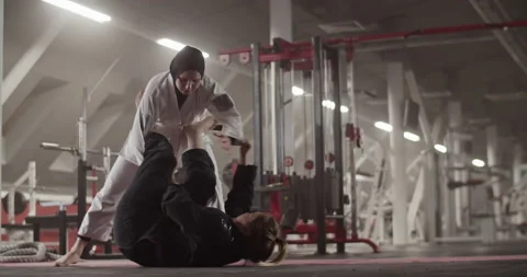 Diverse fighters practicing armlocks together 스톡 동영상 232406836