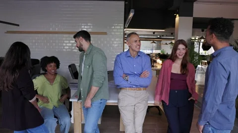 Diverse group of people talking and enjoying break in office 库存影片 345096603