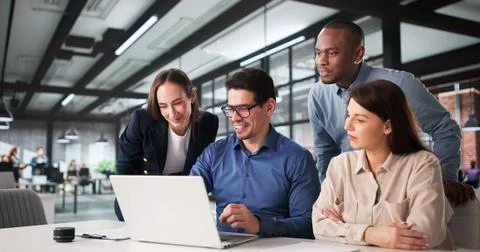 Diverse Group Of Students Collaborate In High School Computer Lab. Foto stock