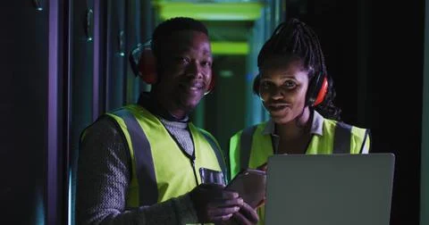 Diverse it engineers and computer servers Foto stock