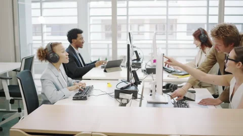 Diverse office encourages collaboration, technology use, and teamwork for higher Stockbeeldmateriaal 280822405