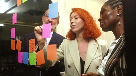 Diverse professionals smiling and collaborating during a brainstorming session Stock-Footage 326727169