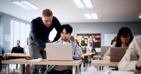 Diverse Professor Leads Multiracial Computer Lab In High School Classroom. Foto stock
