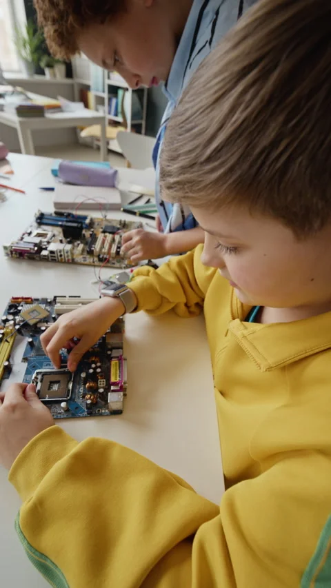 Diverse Schoolboys Installing Cpu on Motherboard in Stem Class 動画素材 340554304