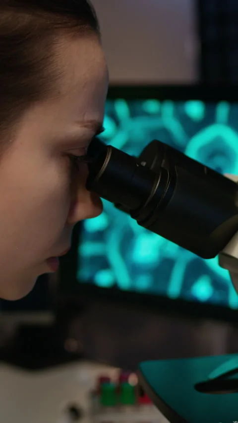 Diverse Scientists Conducting Research with AI Software and Microscope in Lab Vídeos de archivo 332359296