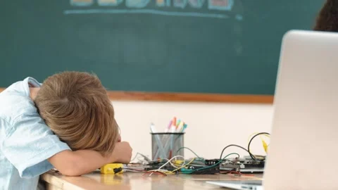 Diverse student working together to fix main board at stem class. Pedagogy. Vidéo 272989693
