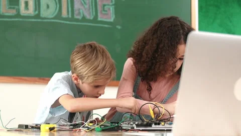 Diverse student working together to fix main board at stem class. Pedagogy. Vidéo 279187684