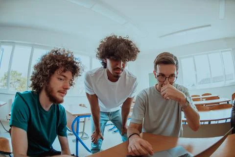 A diverse studetns group, including an Afro Foto stock
