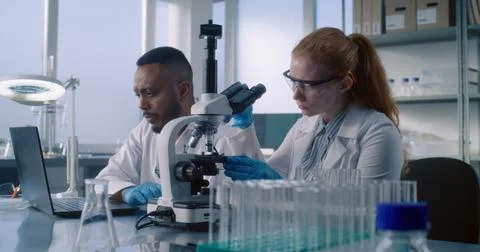 Diverse team of biotechnology scientists develop drugs in advanced medical Foto stock