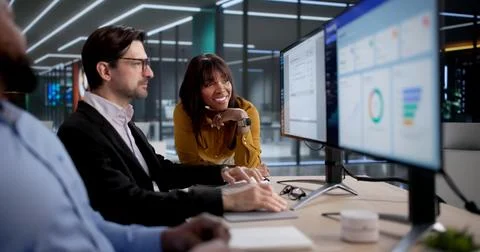 Diverse Team Of Office Workers Using Computers To Process Invoices Efficientl Foto stock