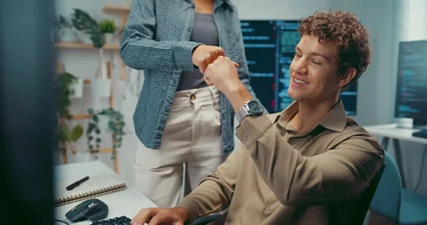 Diverse team programmers give fist bump to celebrate success at office. Vidéo 344033252