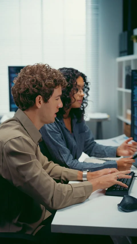 Diverse team software developer discuss AI coding and project at office. Vídeos de archivo 347151449