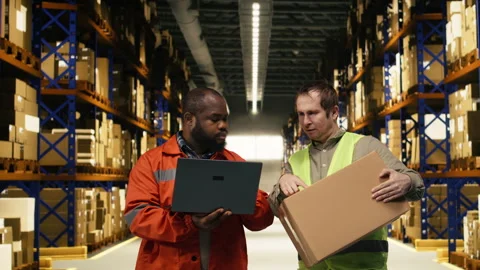 Diverse warehouse team, update parcel tracking software, with laptop and tablet Vidéo 332907471