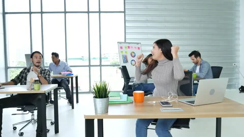 Diversity creative Office teamwork celebrate dance on call meeting happiness. Mu Vídeo Stock 148249948