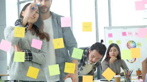 Diversity multi ethnic group brainstorming teams with business partner meeting a Vidéo 154444263