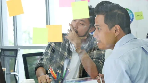 Diversity multi ethnic group brainstorming teams with business partner meeting a Видео 154444377