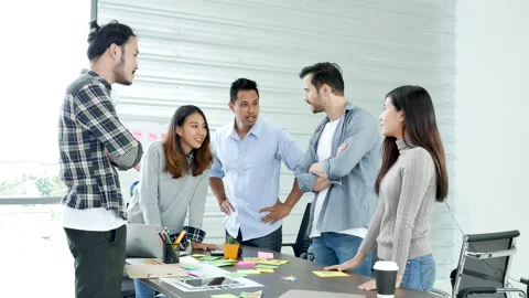 Diversity multi ethnic group brainstorming teams with business partner meeting a Vidéo 156648962