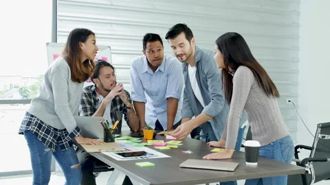 Diversity multi ethnic group brainstorming teams with business partner meeting a Vídeos de archivo 168662595