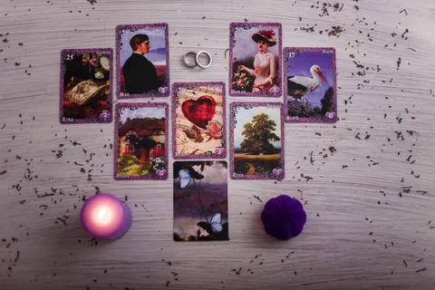 Divination cards alignment in the heart shape for love and family. Men, women Foto stock