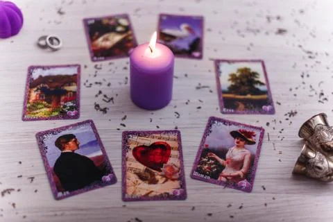 Divination cards alignment for love and family. Candle and wedding rings. Foto stock
