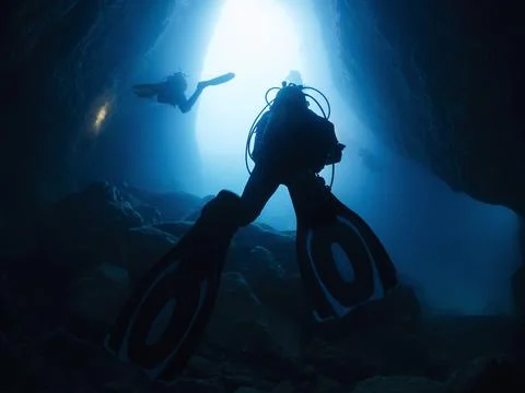 Diving between the rocks of an underwater cave Foto stock