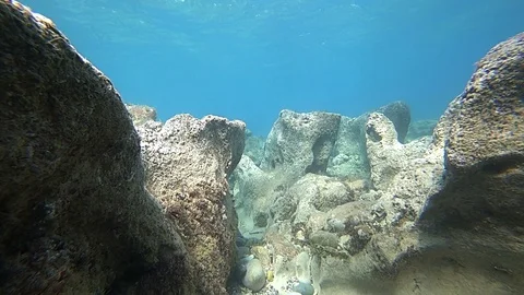 Diving between rocky terrain like a tiny canyon Video stock 124928200