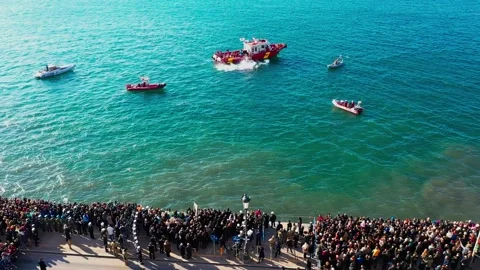 Diving for the cross Vídeo Stock 139826229