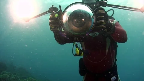 Diving Deeply Taking Underwater Snapshots in Beautiful Ocean Stockbeeldmateriaal 321061915
