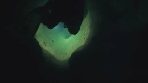 Diving into a depth cave tunnel Vídeos de archivo 130183241