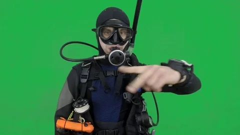 Diving instructor shows on greenscreen Mix of signs SWIMMING TOGATHER and OK 動画素材 122656936