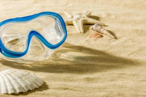 A diving mask on the beach Stockfoto's