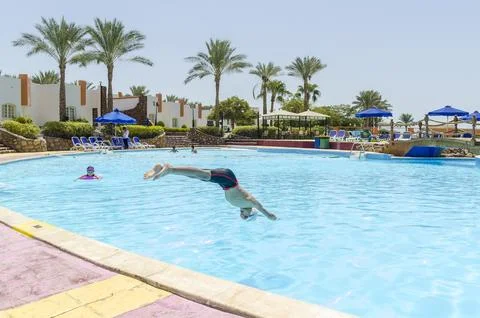 Diving into a pool at a resort in Sharm El-Sheikh Foto stock