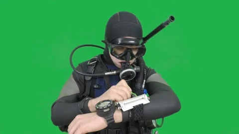 Diving sign- divemaster  writes on the plate and shows GO DOWN Vidéo 132826083