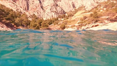 Diving under sea surface in bay. Видео 154292843
