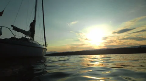 Diving into water from boat at sunset Vidéo 37727085