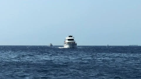 Diving yacht anchored in open Red Sea waters near Tiran Island during snorkeling Vidéo 341838100