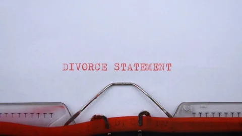 Divorce statement - phrase printed on an old typewriter in red letters, close up Vídeos de archivo 129535892