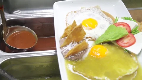 Divorced eggs - Mexican breakfast Vídeo Stock 84807462