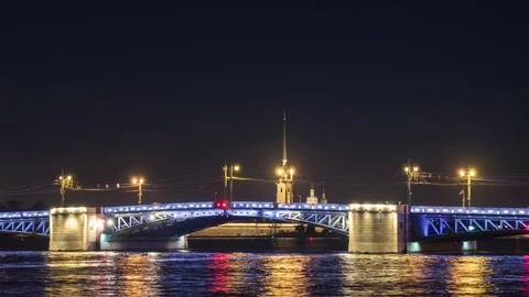 Divorcing of The Palace Bridge in front of Peter and Paul fortress. Vídeo Stock 115204885