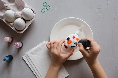 DIY and kids creativity. Step by step instruction: how to make painted easter Foto stock