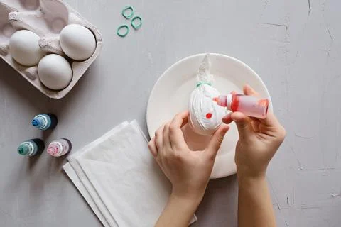 DIY and kids creativity. Step by step instruction: how to make painted easter 스톡 사진