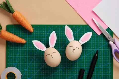 DIY Easter Bunny Egg Craft. Step-by-step instructions. The craft is ready. Foto stock